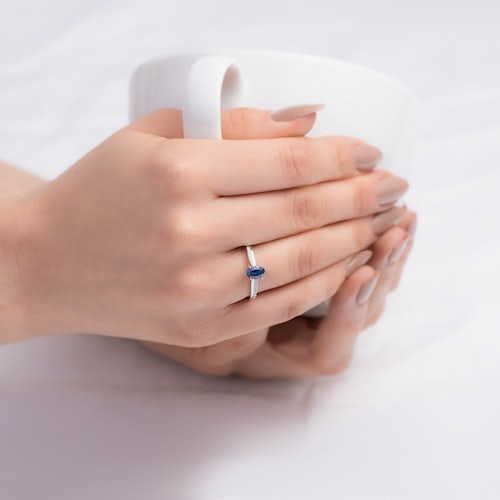 Pierścionek zaręczynowy SAVICKI: białe złoto, niebieski szafir, diamenty